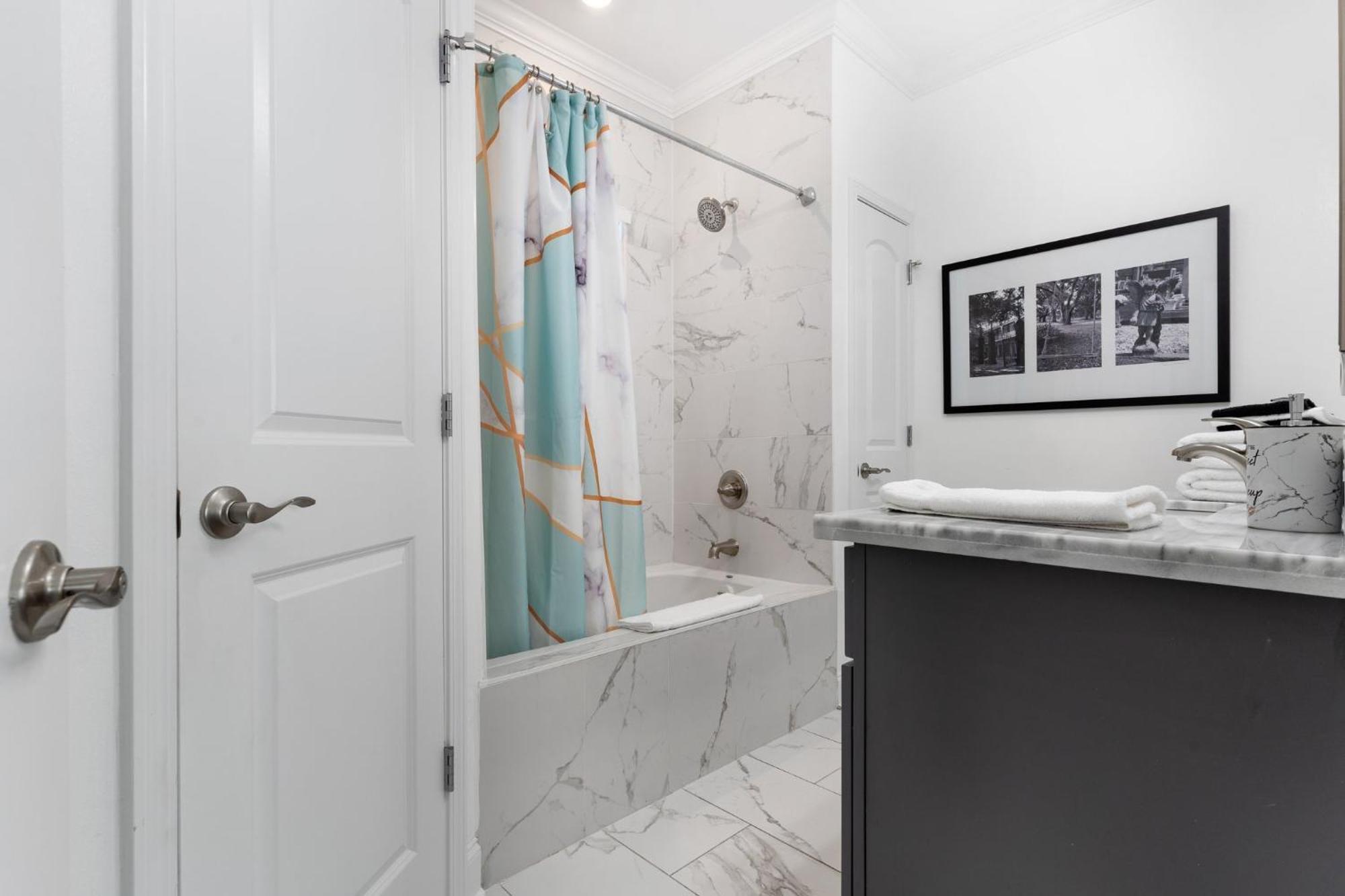 Holiday home 4br Mid-city House With Pool Modern & Spacious *