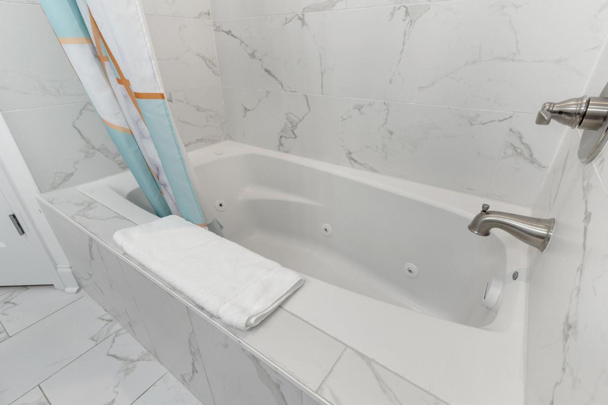 4br Mid-city House With Pool Modern & Spacious